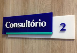 Comunicação visual - Placas em acrílico