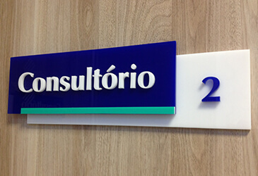 Comunicação visual - Placas em acrílico